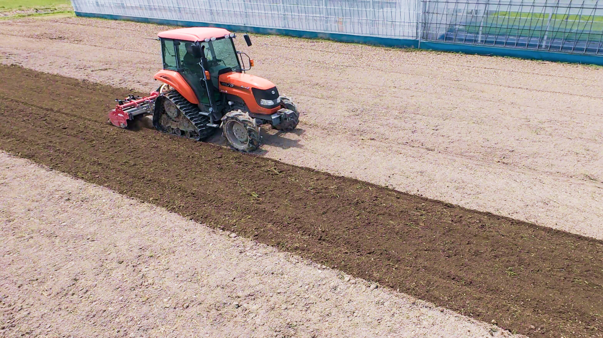 赤丸農産の田畑で土を耕す