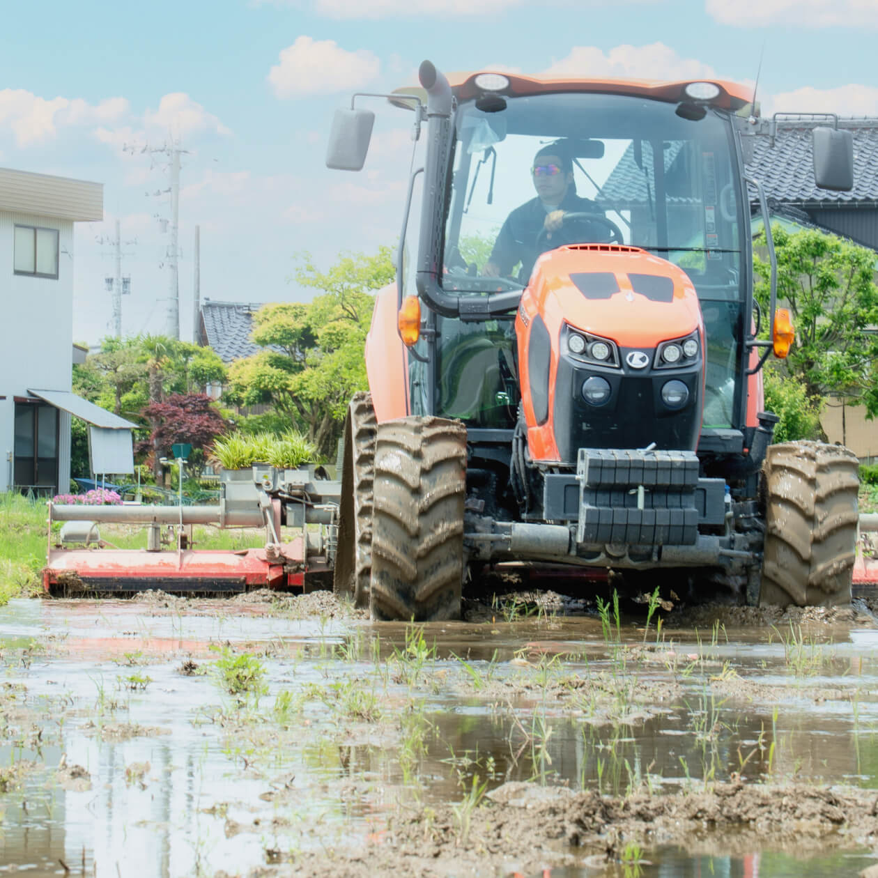 赤丸農産で働くスタッフが土を耕す