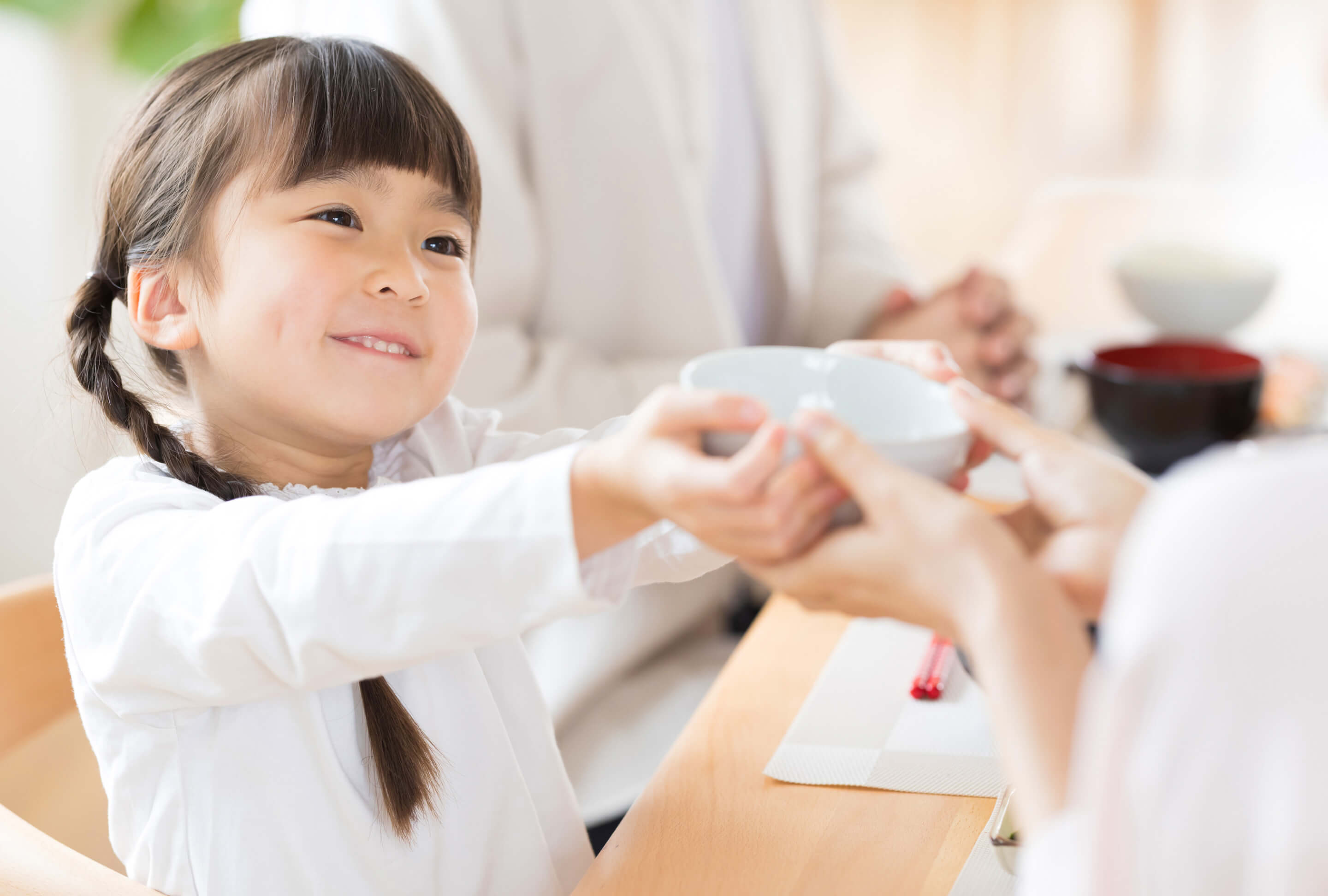 赤丸農産が育てた赤丸米コシヒカリをおかわりする女の子